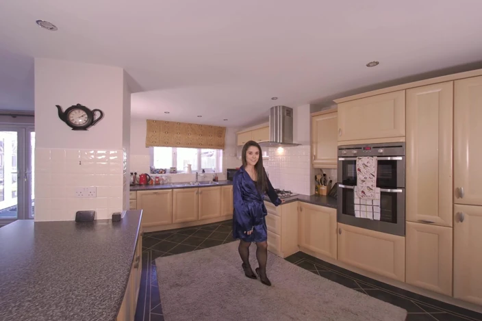 Ella Jay - Hot in the Kitchen